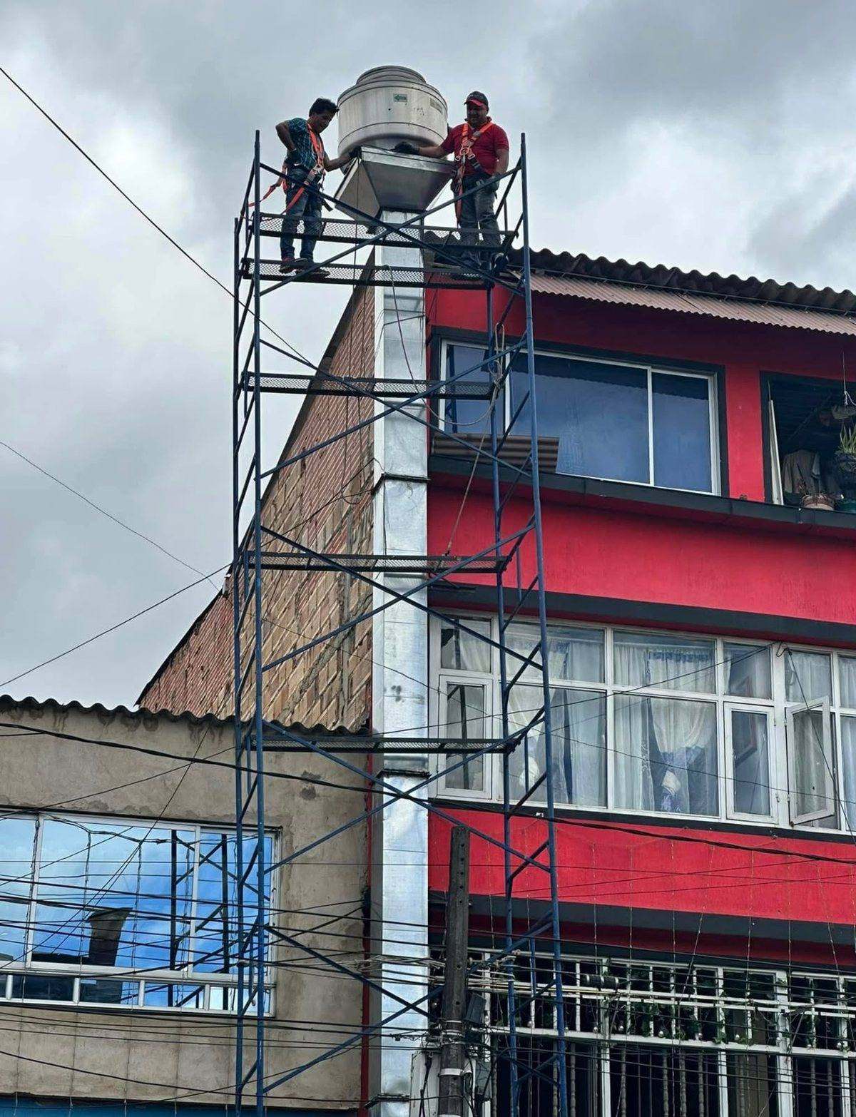 Andamio tradicional en fachada de edificio